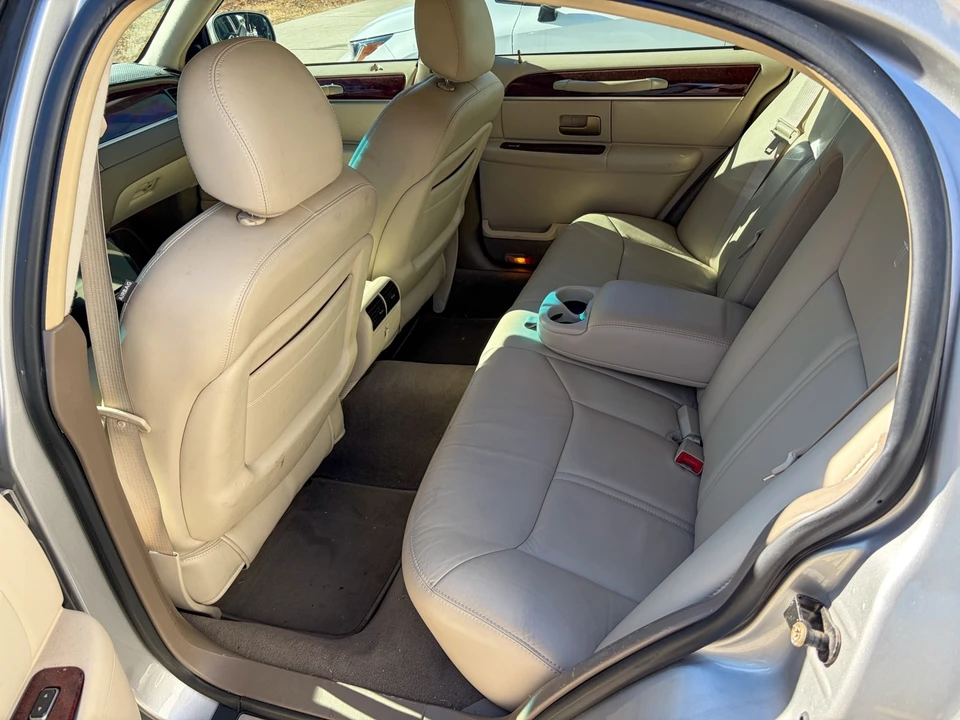 2005 Lincoln Town Car - Image 15 of 21