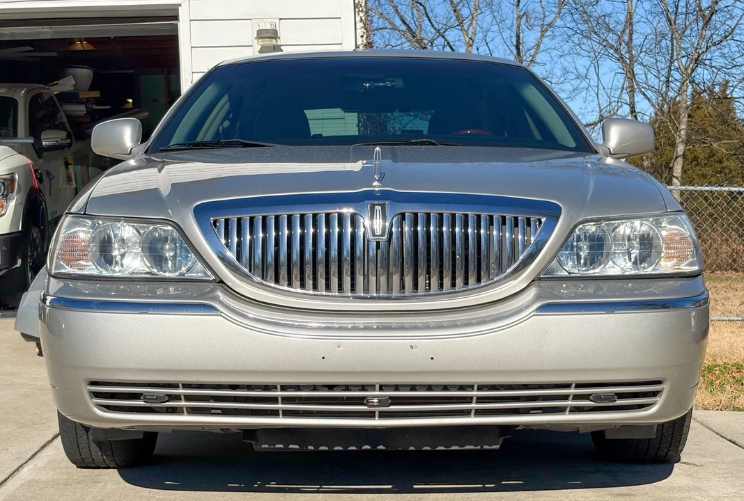 2005 Lincoln Town Car - Image 3 of 21