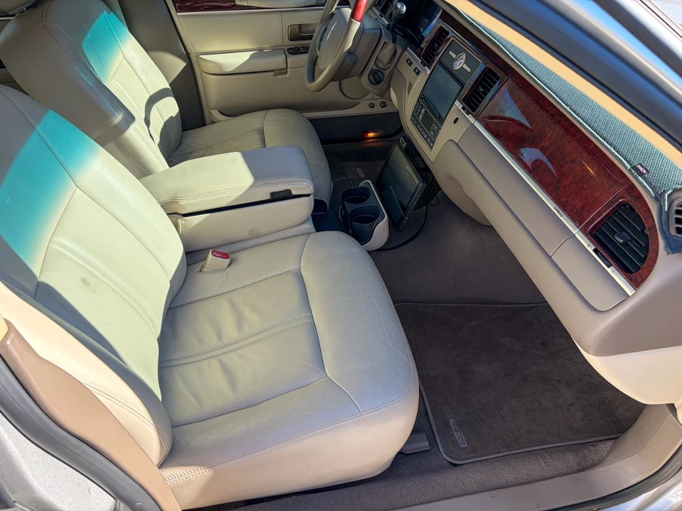 2005 Lincoln Town Car - Image 13 of 21