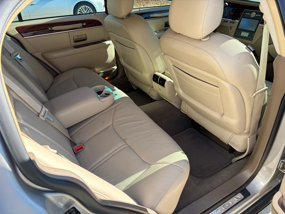 2005 Lincoln Town Car - Image 14 of 21