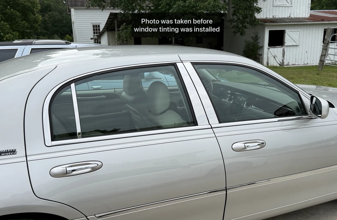 2005 Lincoln Town Car - Image 6 of 21