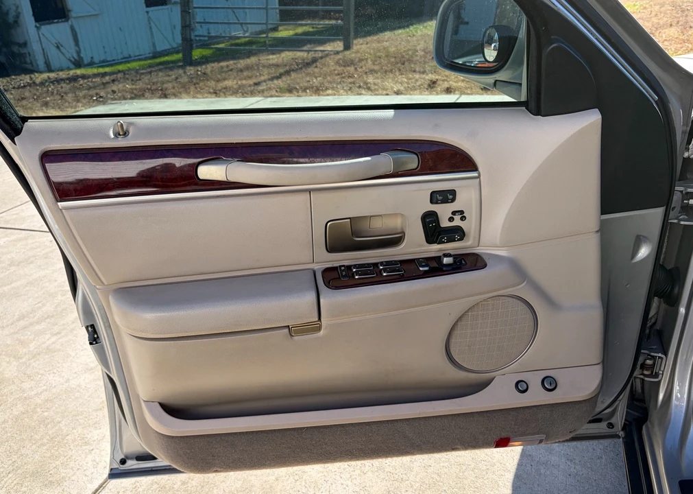 2005 Lincoln Town Car - Image 20 of 21