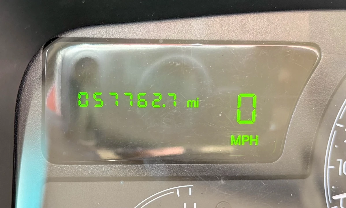 2005 Lincoln Town Car - Image 16 of 21
