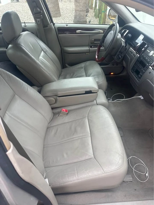 2005 Lincoln Town Car - Image 5 of 7