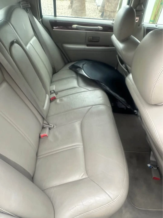 2005 Lincoln Town Car - Image 6 of 7