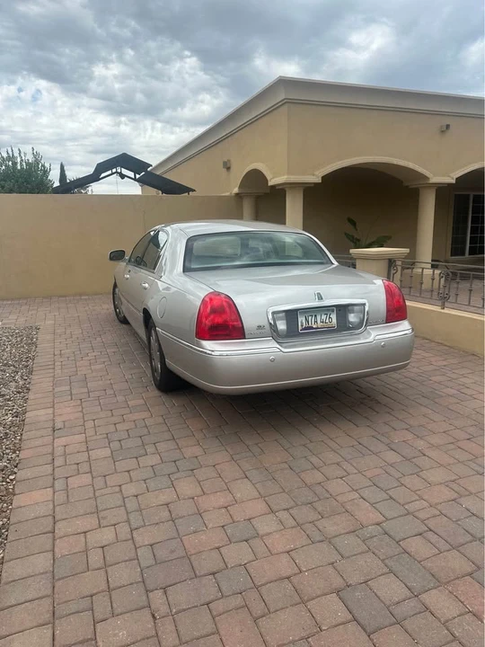 2005 Lincoln Town Car - Image 2 of 7