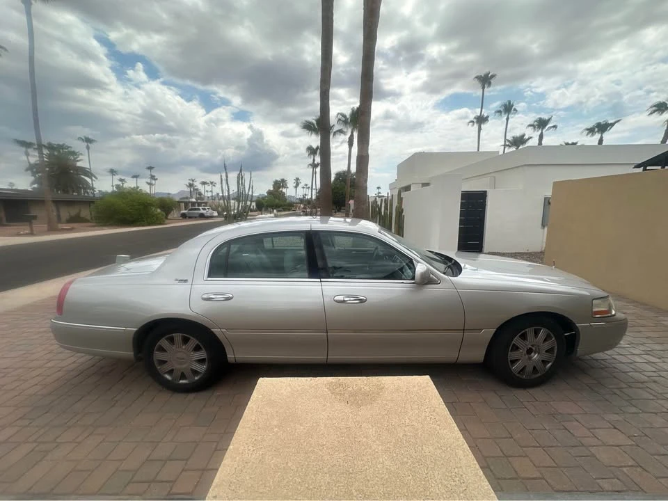 2005 Lincoln Town Car - Image 3 of 7