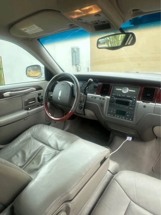 2005 Lincoln Town Car - Image 7 of 7