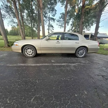 2005 Lincoln Town Car Signature Limited Sedan 4D
