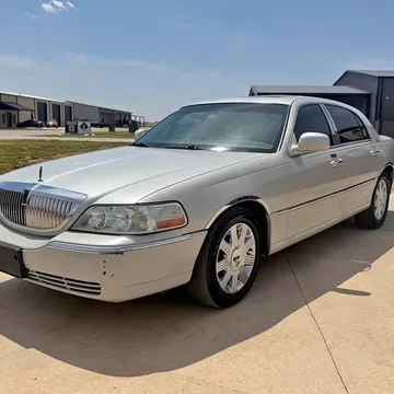 2005 Lincoln Town Car Signature Limited Sedan 4D