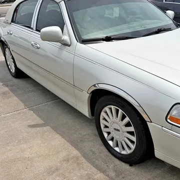 2005 Lincoln Town Car Signature Limited Sedan 4D
