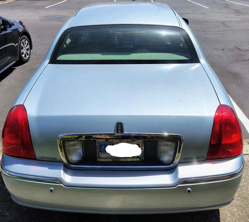 2005 Lincoln Town Car - Image 2 of 9