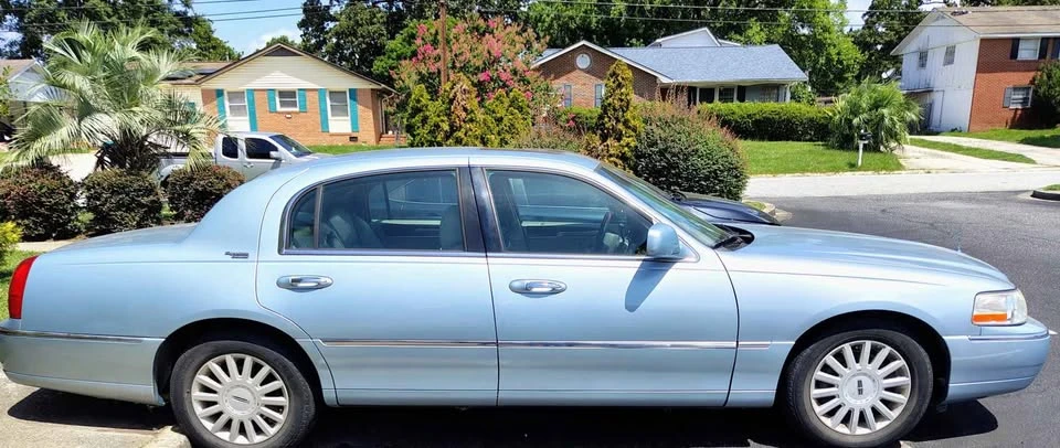 2005 Lincoln Town Car - Image 3 of 9