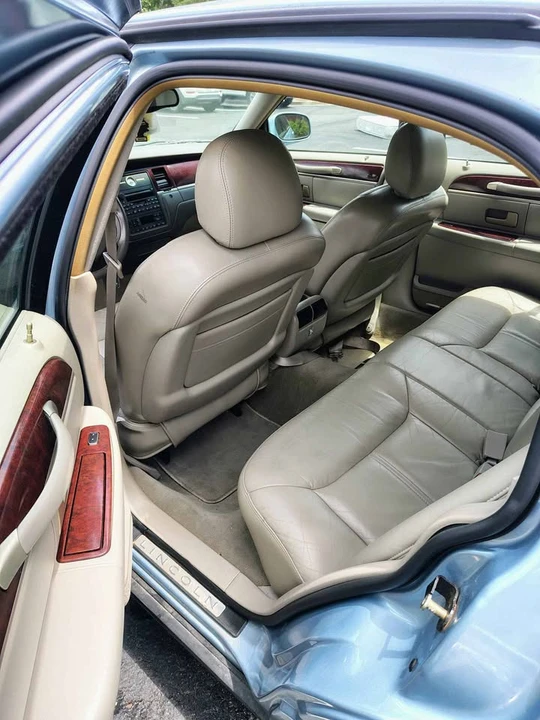 2005 Lincoln Town Car - Image 4 of 9