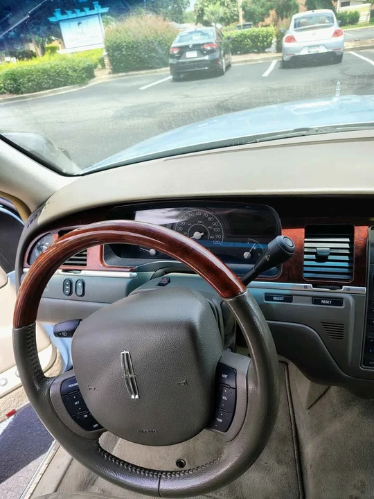 2005 Lincoln Town Car - Image 9 of 9