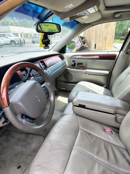 2005 Lincoln Town Car - Image 7 of 9