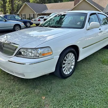 2005 Lincoln Town Car Signature Sedan 4D