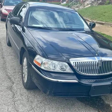 2005 Lincoln Town Car Signature Sedan 4D