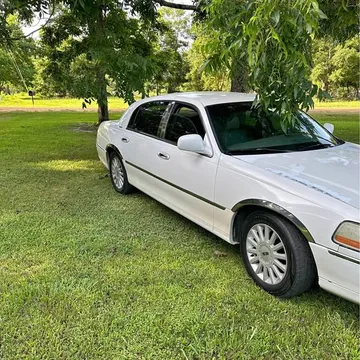 2005 Lincoln Town Car Signature Sedan 4D