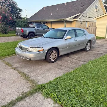 2005 Lincoln Town Car Signature Sedan 4D