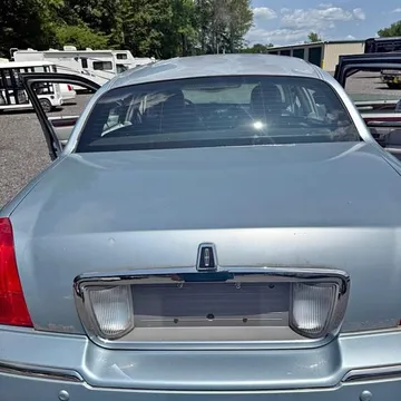 2005 Lincoln Town Car Signature Sedan 4D