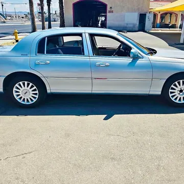 2005 Lincoln Town Car Signature Sedan 4D