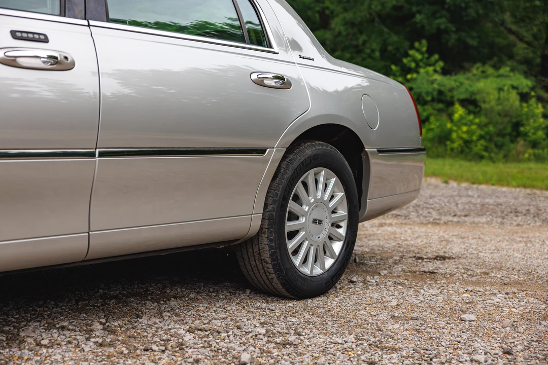 2005 Lincoln Town Car - Image 29 of 31