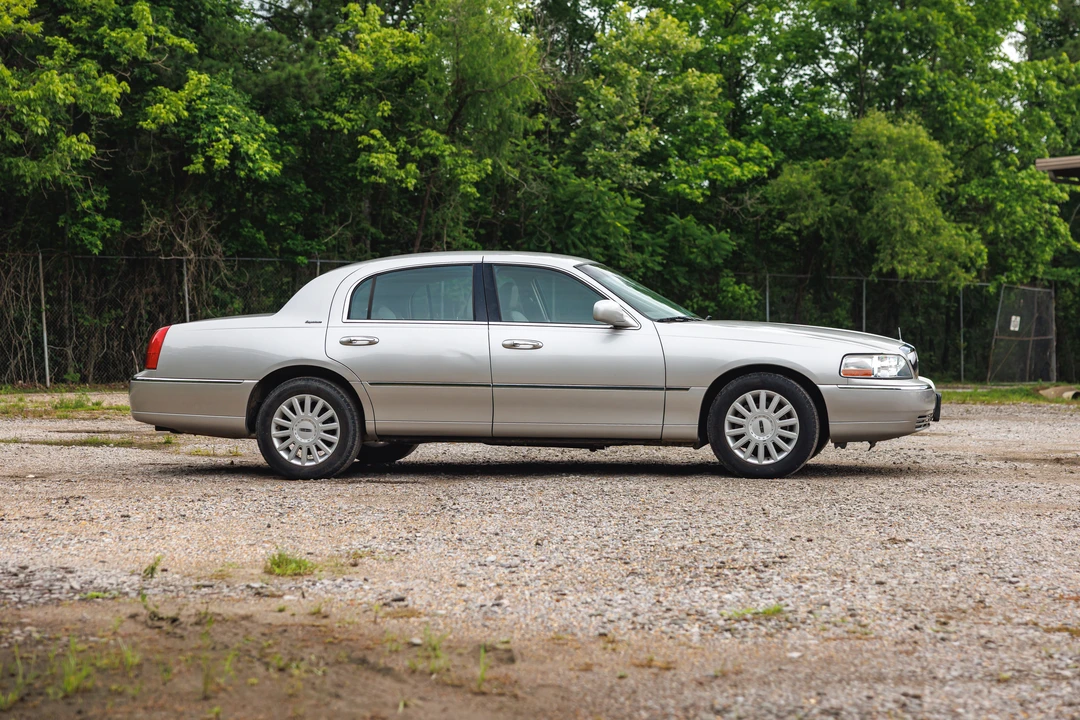 2005 Lincoln Town Car - Image 5 of 31