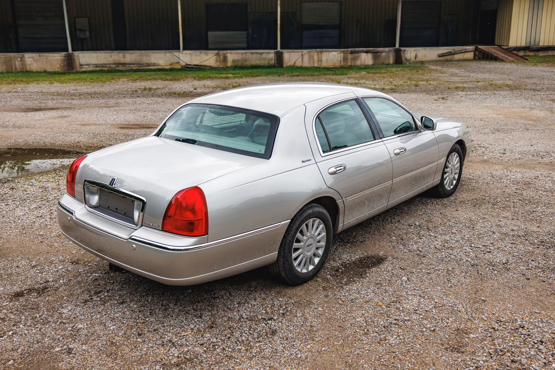 2005 Lincoln Town Car - Image 6 of 31