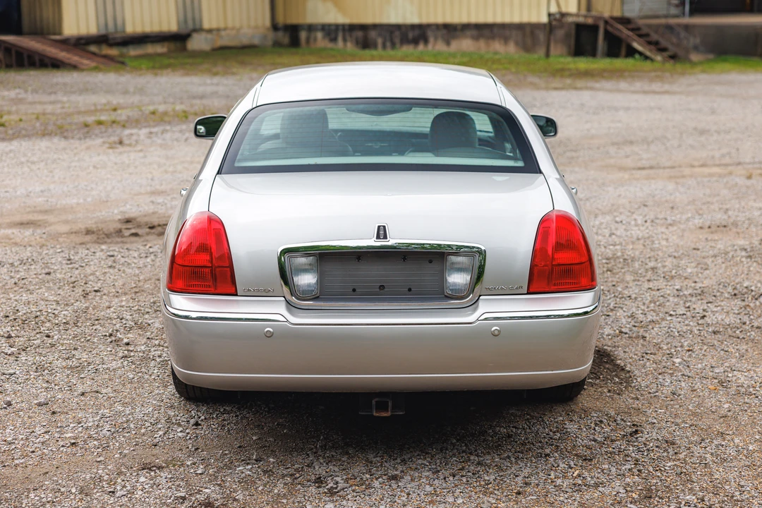 2005 Lincoln Town Car - Image 9 of 31