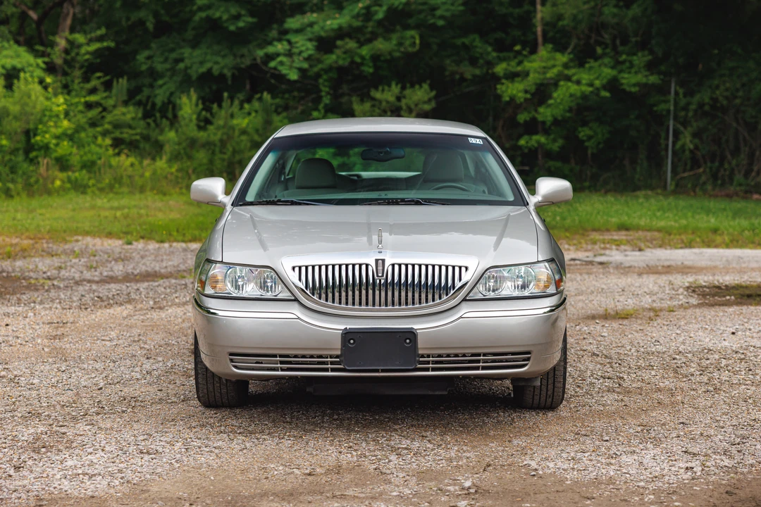 2005 Lincoln Town Car - Image 13 of 31