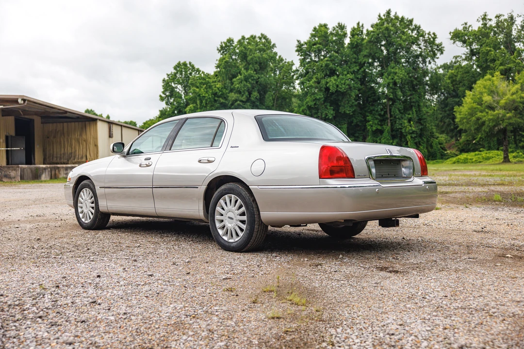 2005 Lincoln Town Car - Image 10 of 31