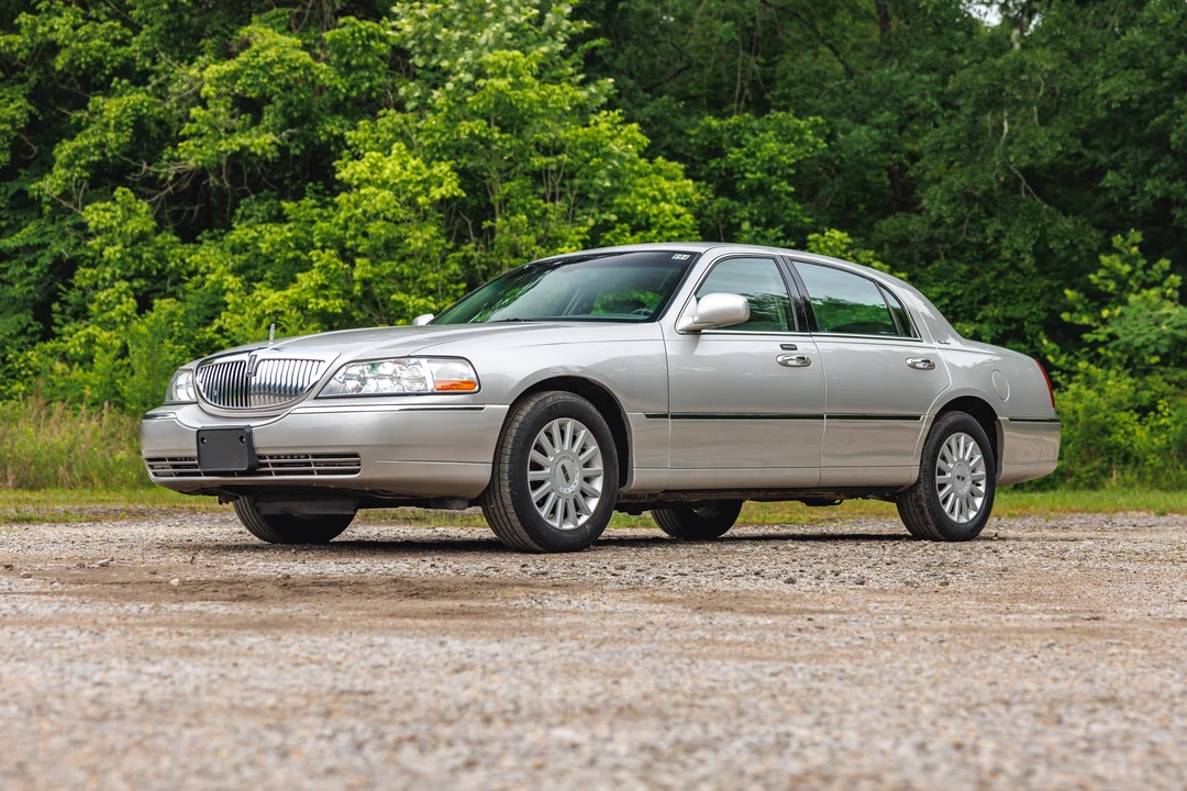 2005 Lincoln Town Car - Image 2 of 31