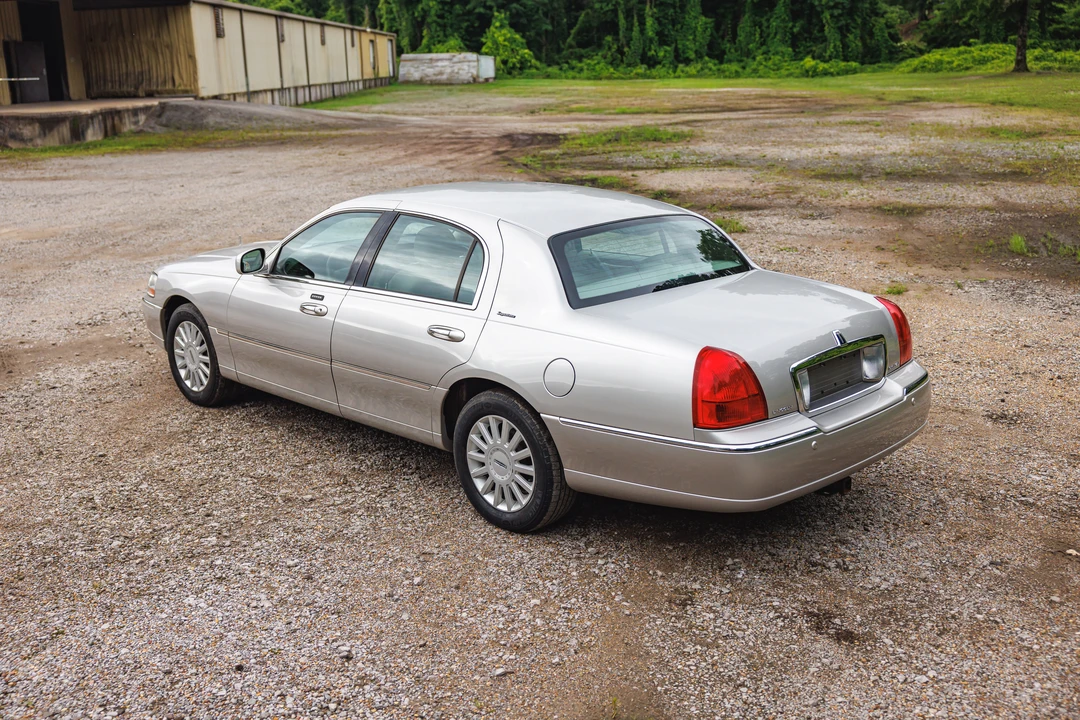 2005 Lincoln Town Car - Image 11 of 31