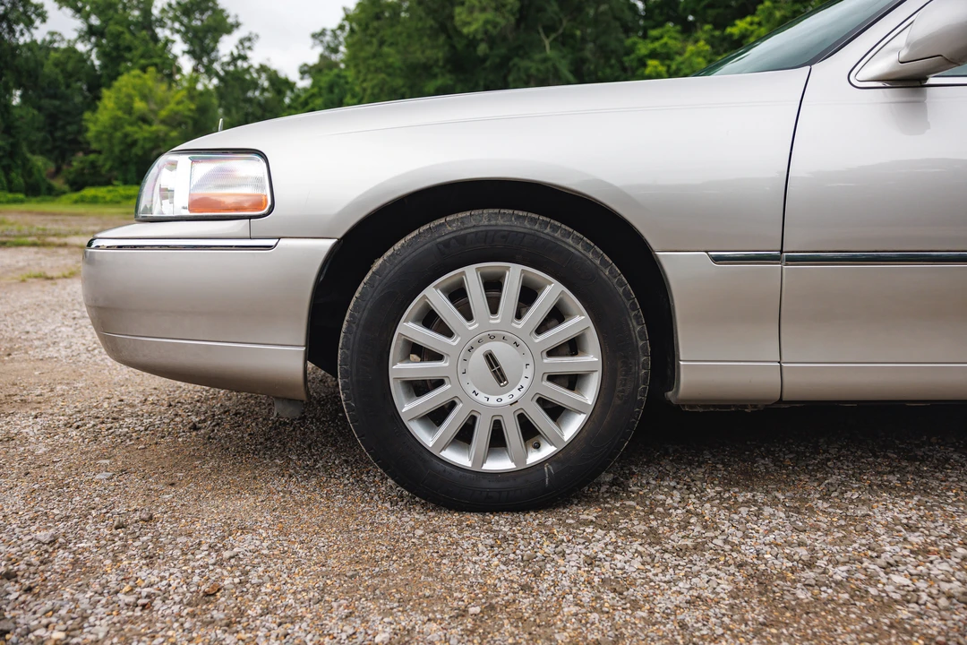 2005 Lincoln Town Car - Image 27 of 31