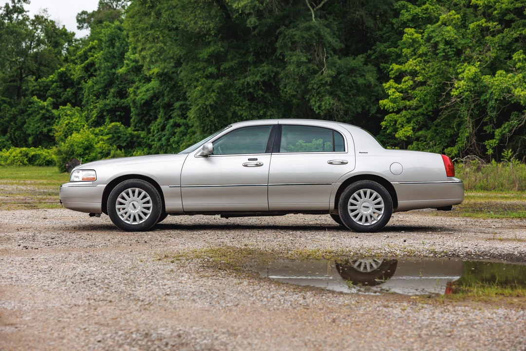 2005 Lincoln Town Car - Image 12 of 31