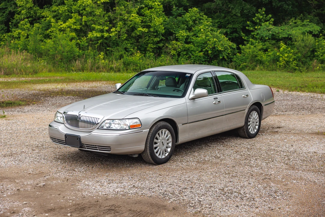 2005 Lincoln Town Car - Image 3 of 31