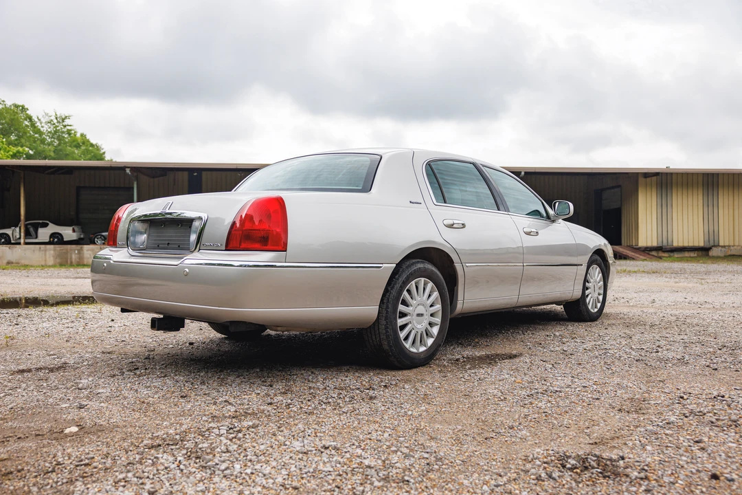 2005 Lincoln Town Car - Image 7 of 31