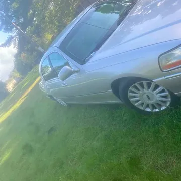2005 Lincoln Town Car Signature Touring Sedan 4D