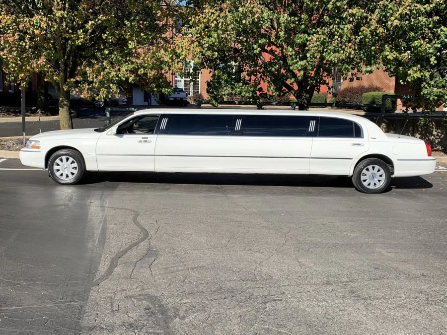 2005 Lincoln Town Car - Image 2 of 9