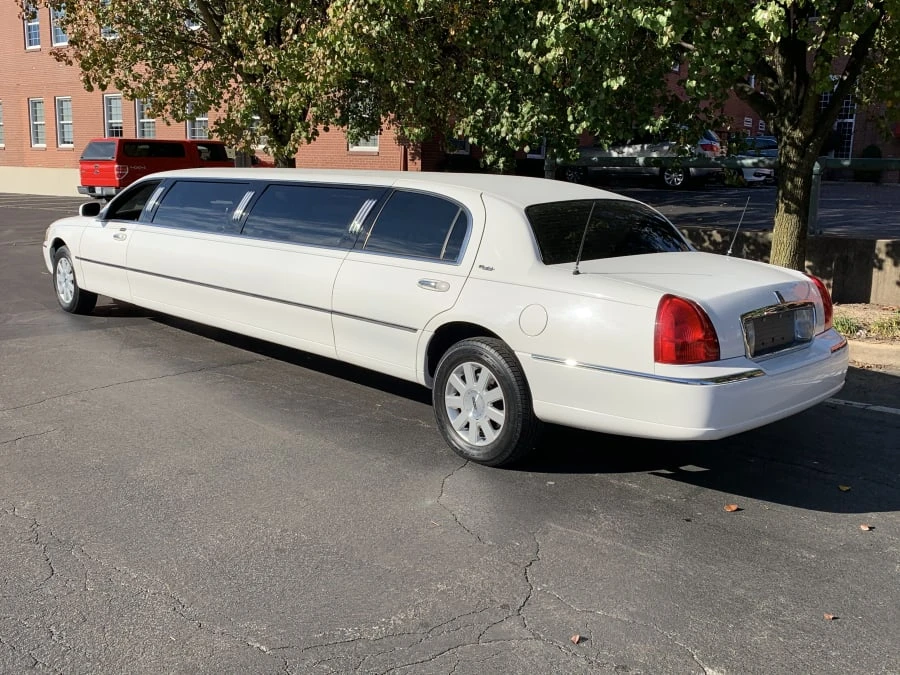 2005 Lincoln Town Car - Image 3 of 9