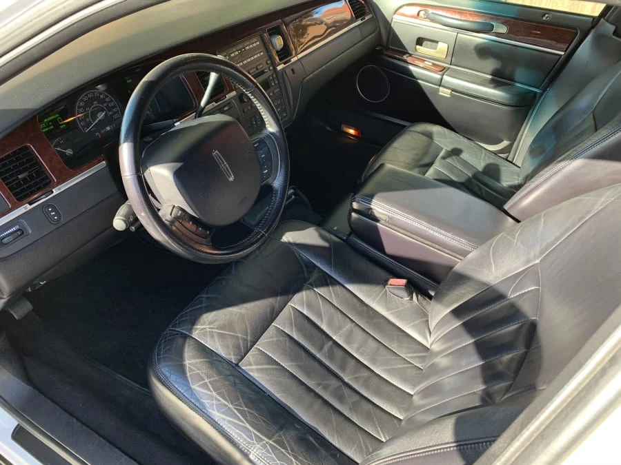 2005 Lincoln Town Car - Image 4 of 9