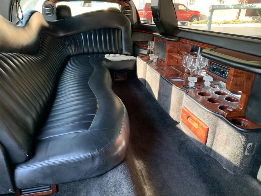 2005 Lincoln Town Car - Image 6 of 9