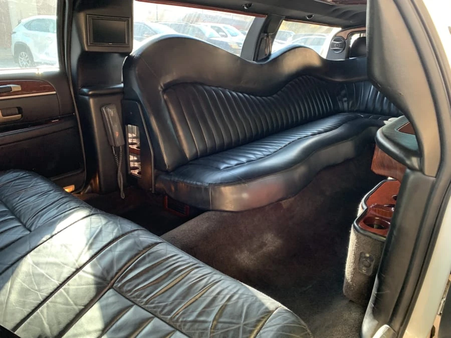 2005 Lincoln Town Car - Image 8 of 9