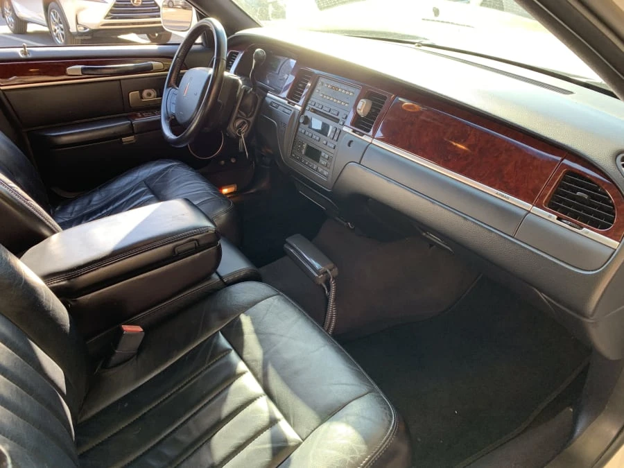 2005 Lincoln Town Car - Image 9 of 9