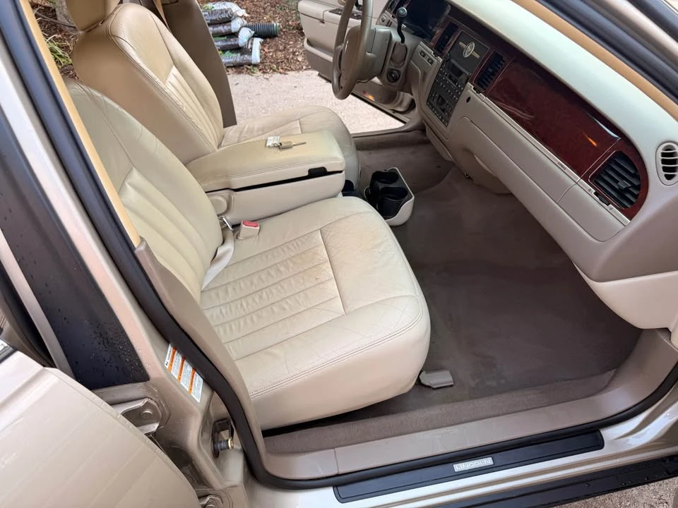 2005 Lincoln Town Car - Image 5 of 10