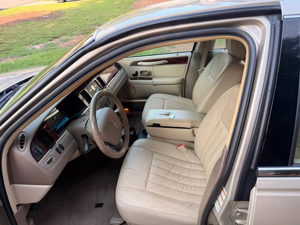 2005 Lincoln Town Car - Image 7 of 10