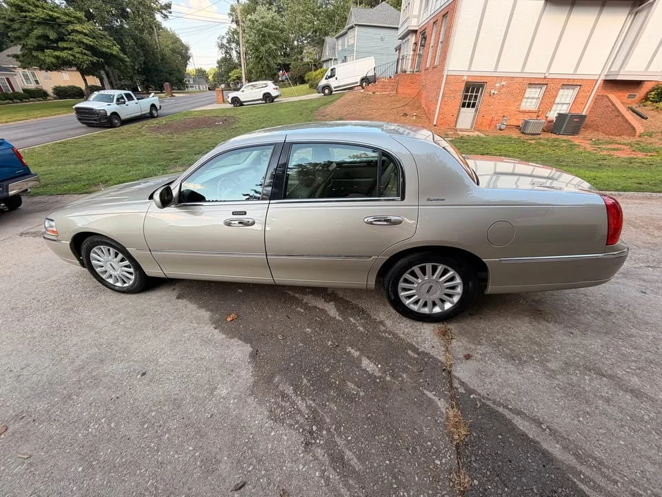 2005 Lincoln Town Car - Image 2 of 10