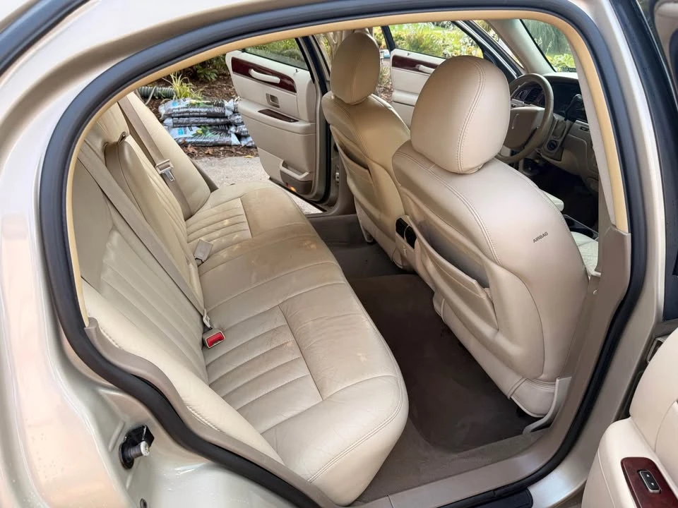 2005 Lincoln Town Car - Image 9 of 10