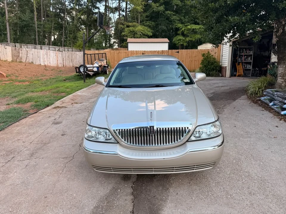 2005 Lincoln Town Car - Image 4 of 10